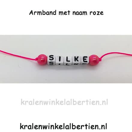 Naamarmbandjes letterkralen uitdeelcadeautjes roze elastiek letterkralen