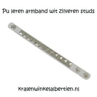 Pu leren armband wit zilveren studs zilverkleurig verstelbaar drukknopen drukknoop