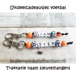 Uitdeelcadeautjes voetbal oranje naam sleutelhanger