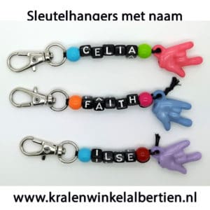 Uitdeelcadeatjes sleutelhangers naam handje