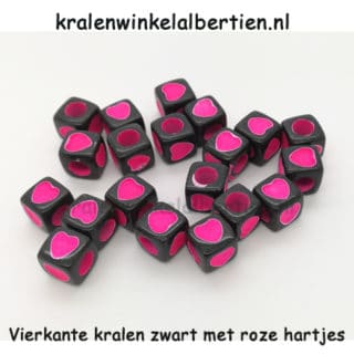 Zwarte kraal kunststof vierkant roze hartje 7mm groot gat