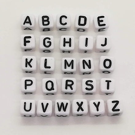 Alfabet kraaltjes wit zwart met letters vierkant traktatie met naam zelf maken