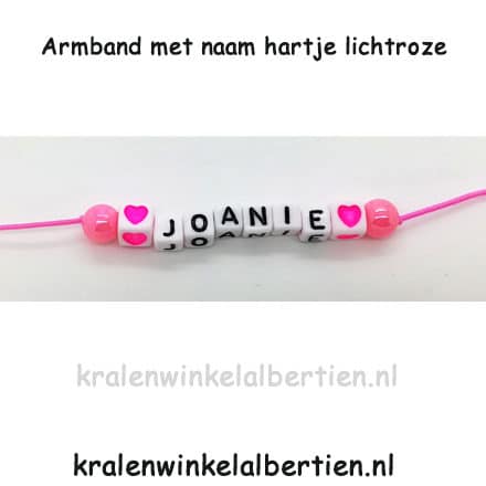 Armbandjes met naam hartje trakteren lichtroze elastiek