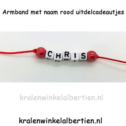 Armbandjes letterkralen rood elastiek zelf sieraden maken