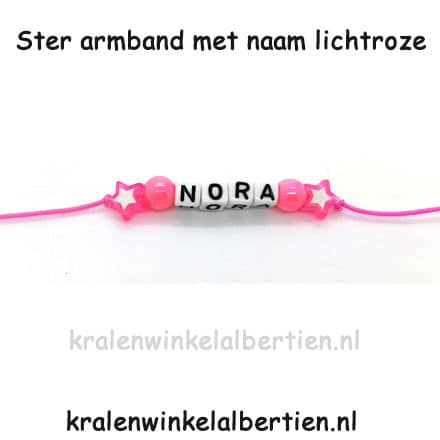 Naamarmbandjes met ster licht roze kralen elastiek