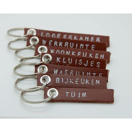 Sleutelhanger bruin leertje met naam ring