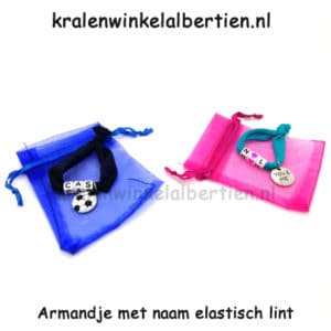 Armbandjes op elastiek lint met organza zakje voetbal hartje you & me