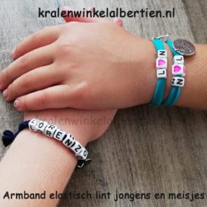 Armbandjes met naam sieraden elastiek letterkralen