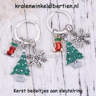 Kerst bedels aan sleutelring groen rood kerstboom sneeuw ster zilver