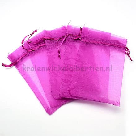 Organza zakjes magenta traktatie sleutelhanger met naam