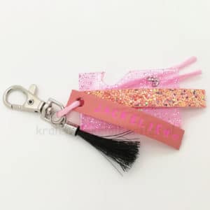 Naamsleutelhanger paardenhaar resin art zelf maken glitter leer roze