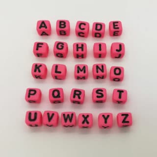 Donker roze alfabet lettertjes per letter sieraden maken traktatie school
