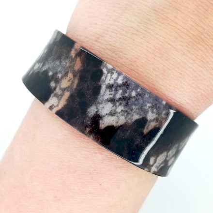 Brede slangenprint armband open cuff kunststof trendy