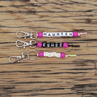 Roze sleutelhangers met namen uitdeelcadeau