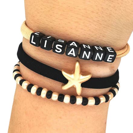 Armbandjes zelf maken DIY sieraad elastisch lint rocailles letterkralen naam