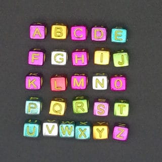 Mixed color kunststof alfabet kralen metallic 6mm vierkant