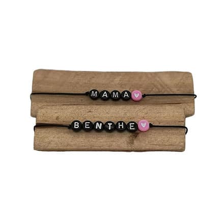 Armbandjes met naam zwart roze hartjes kraal