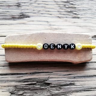 Geel zwart armbandje met naam