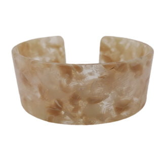 Brede armband cuff beige resin