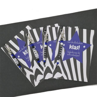 Zebraprint kaartje sleutelhangers met naam blauw traktatie