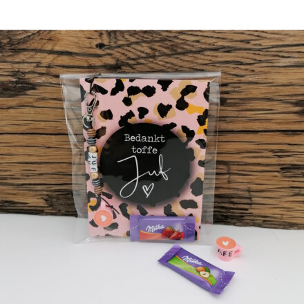 Cadeautje voor de juf einde schooljaar sleutelhanger wenskaartje chocolade