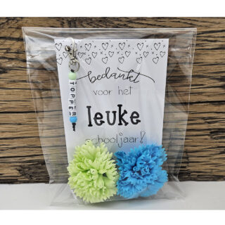 Topper sleutelhanger + zeepbloemen cadeautje eindeschooljaar