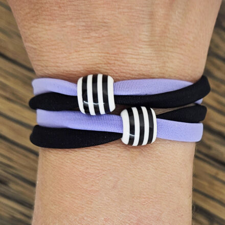 DIY armbanden maken elastisch lint met kralen zwart lila