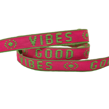 Tekst lint good vibes roze groen armbandje maken