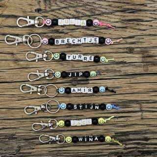 Sleutelhanger met naam letterkralen smiley gekleurd