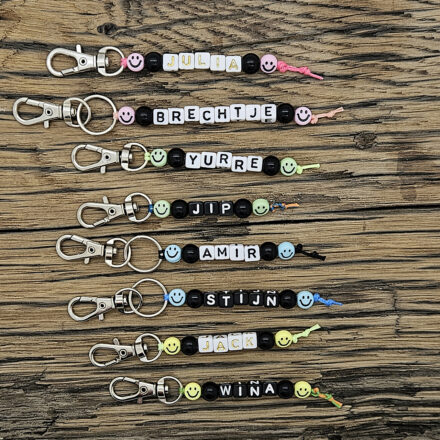 Sleutelhanger met naam letterkralen smiley gekleurd