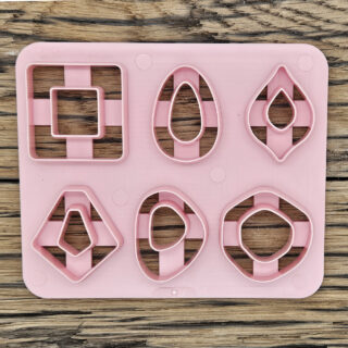 Roze uitstekers malen voor klei