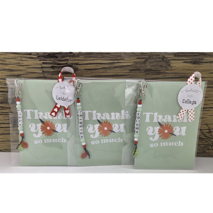 Bedankje collega leidster met naam sleutelhanger thank you kaartje