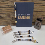 Bloemetjes bedel goud wit +€ 1,25