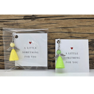 Groen en gele geluksengeltje met wenskaartje