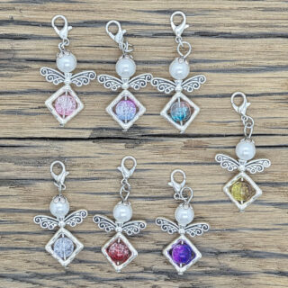 Geluksengletje zilveren vleugels witte parel en gekleurde kraal