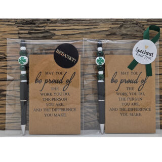 Cadeautje met kralen pen klavertje 4 notitieboekje proud off